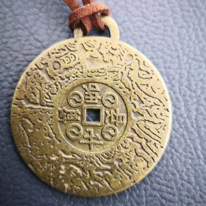 El amuleto del dinero cambia la vida de Elena para mejor